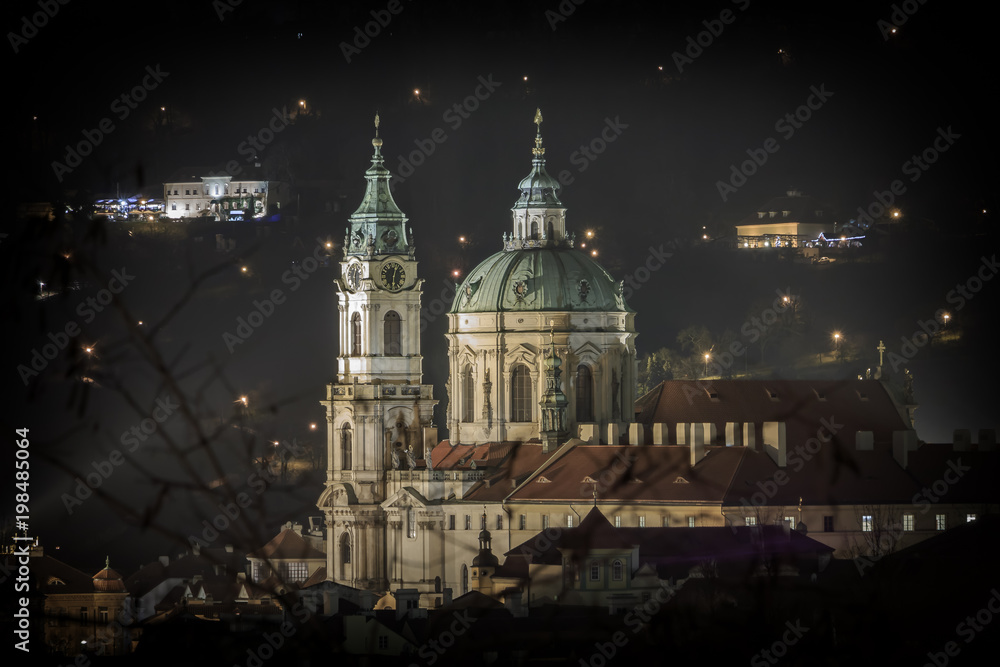 Blick zur St.-Nikolaus-Kirche unter den Lichtern der Stadt. Prag in der Tschechischen Republik_001