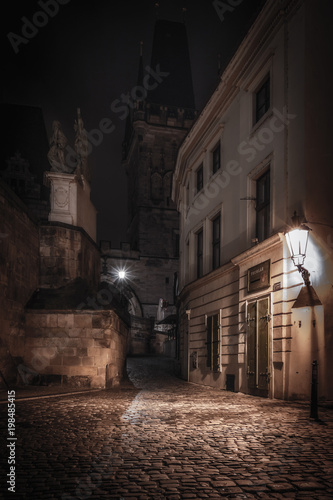 Die Gasen von Prag an der Moldau unter den Lichtern der Stadt. Prag in der Tschechischen Republik_001