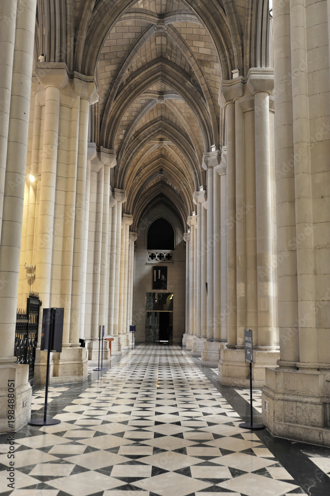 Innenansicht, Catedral de Nuestra Señora de la Almudena, Santa María la Real de La Almudena, Almudena-Kathedrale, Madrid, Spanien, Europa