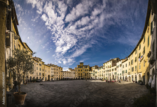 Piazza anfiteatro - Lucca - toscana
