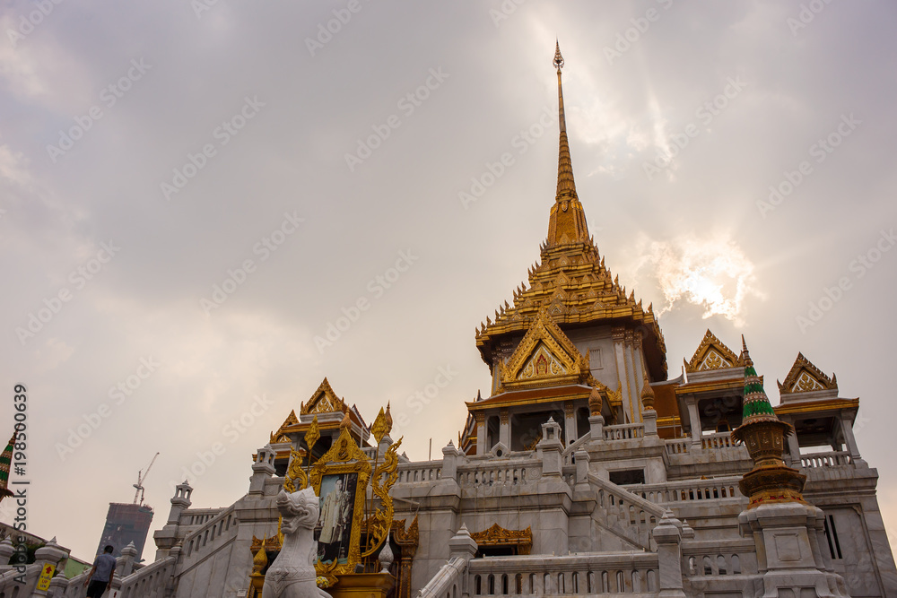 Fototapeta premium Wat Traimit - Temple of the Golden Buddha in China Town Bangkok, Thailand