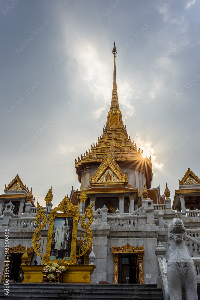 Fototapeta premium Wat Traimit - Temple of the Golden Buddha in China Town Bangkok, Thailand