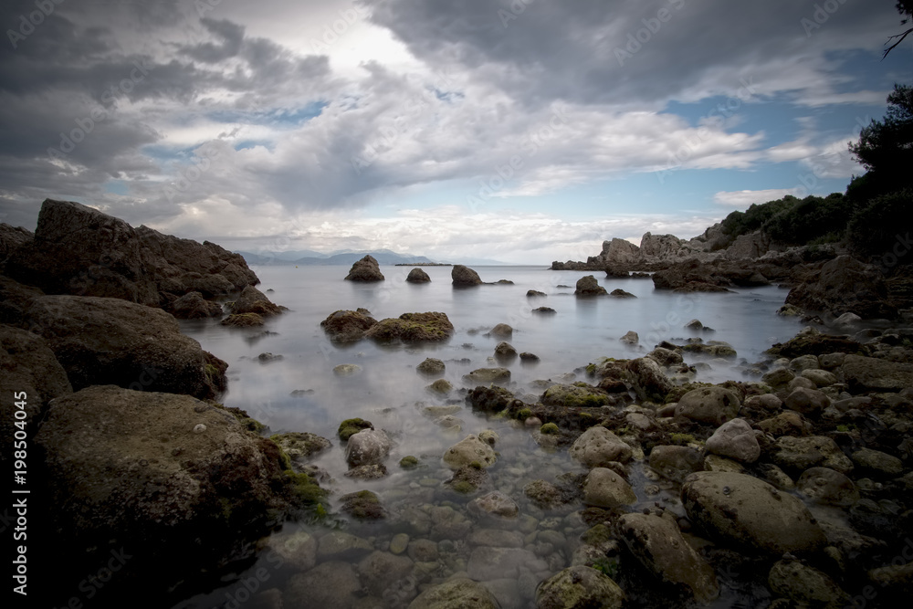 Une plage et ses rochers au cap d'antibes