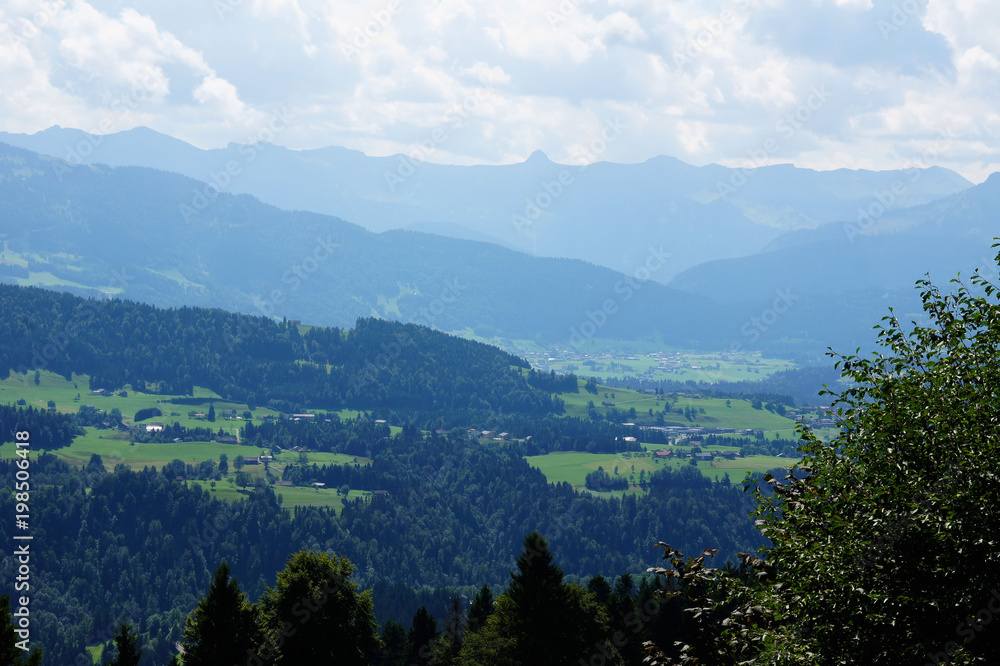 Landschaft in Österreich nahe der deutschen Grenze gesehen von Sulzberg aus
.
