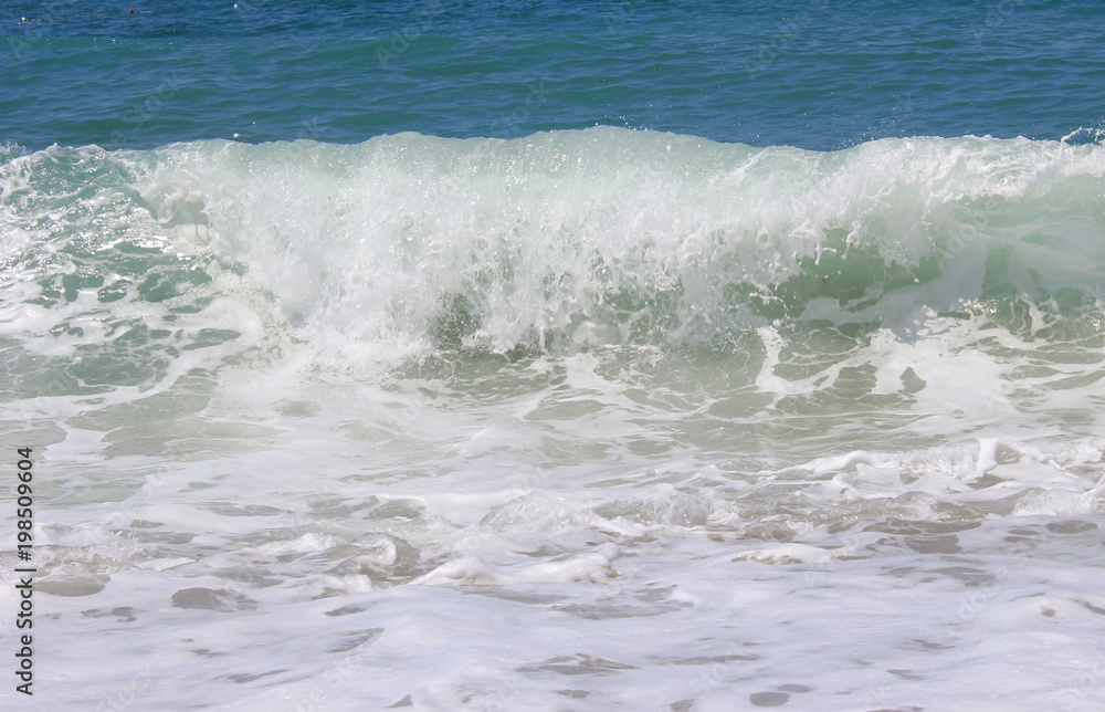 Fototapeta premium Волна с пеной на пляже