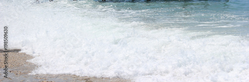 Волна с пеной на пляже