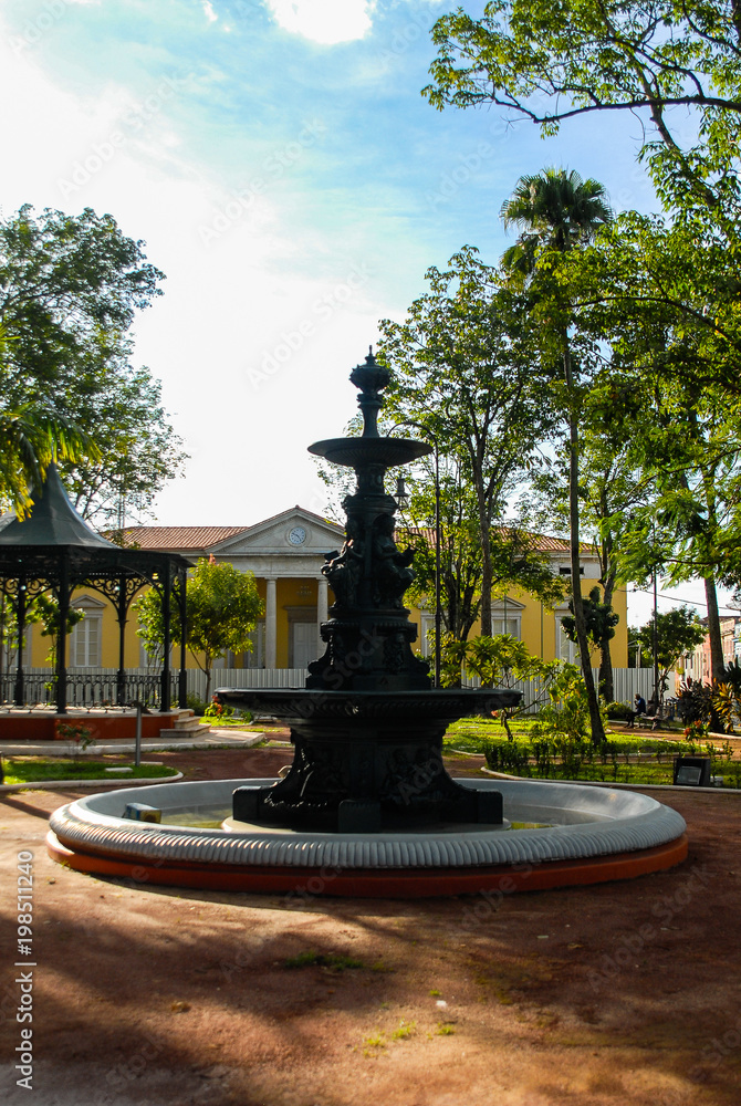Praça Dom Pedro e Monumento no centro histórico de Manaus, fotografia do prédio antigo.