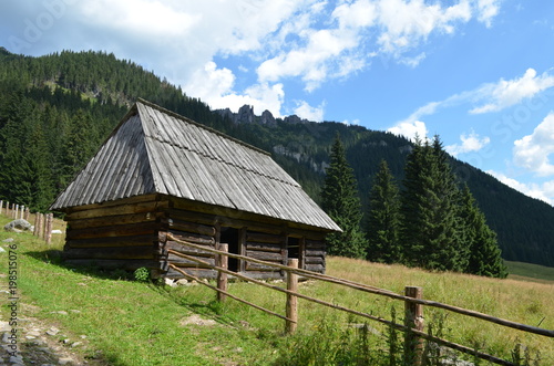 Fototapeta Naklejka Na Ścianę i Meble -  Tatry, chaty góralskie w Dolinie Chochołowskiej