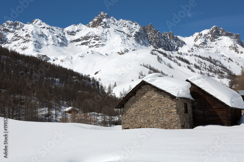 Montagnes et chalets sous la neige - Nevache -    Hautes-Alpes © panosud360