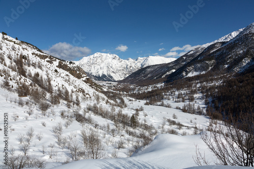 Montagnes et chalets sous la neige - Nevache -    Hautes-Alpes © panosud360