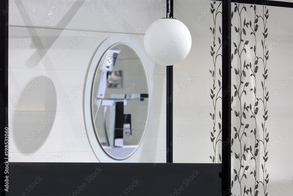 Piękna nowoczesna łazienka z kranem nad wanną w lustrze. - obrazy, fototapety, plakaty 