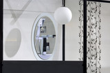 Piękna nowoczesna łazienka z kranem nad wanną w lustrze.