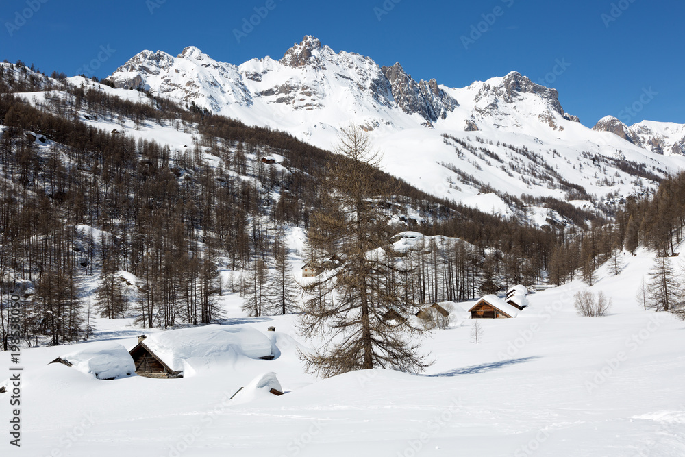 Montagnes et chalets sous la neige - Nevache - 
 Hautes-Alpes