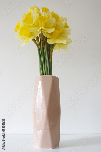 Fototapeta Naklejka Na Ścianę i Meble -  bouquet of yellow daffodils in a pink vase
