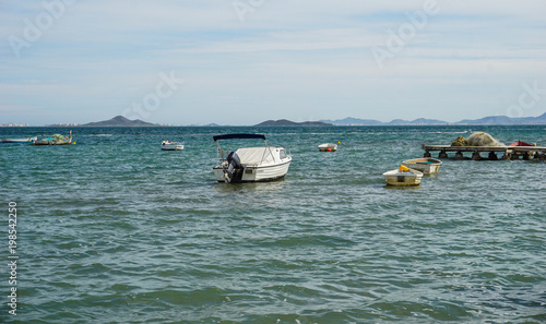 agua del mar en la playa con barcos © miguel10050