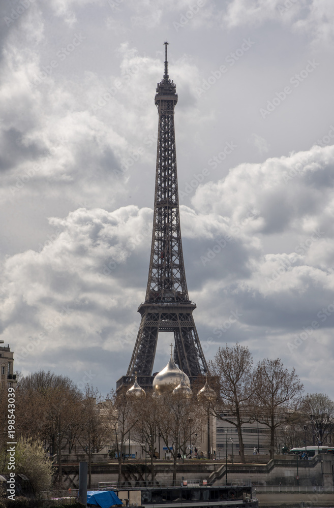 Tour Eiffel avec l'église russe en premier plan