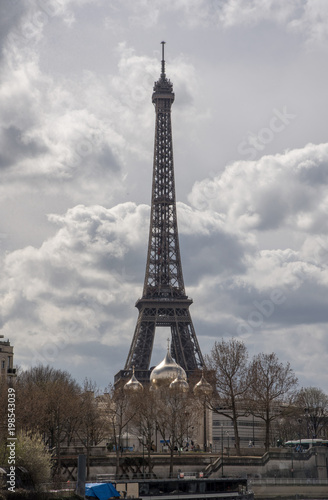 Fototapeta Naklejka Na Ścianę i Meble -  Tour Eiffel avec l'église russe en premier plan