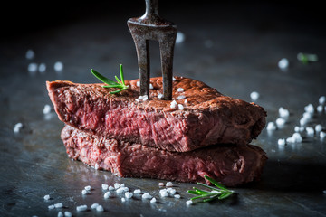 Fototapete Steakhouse Medium Rare Steak mit Salz Kräutern  © shaiith