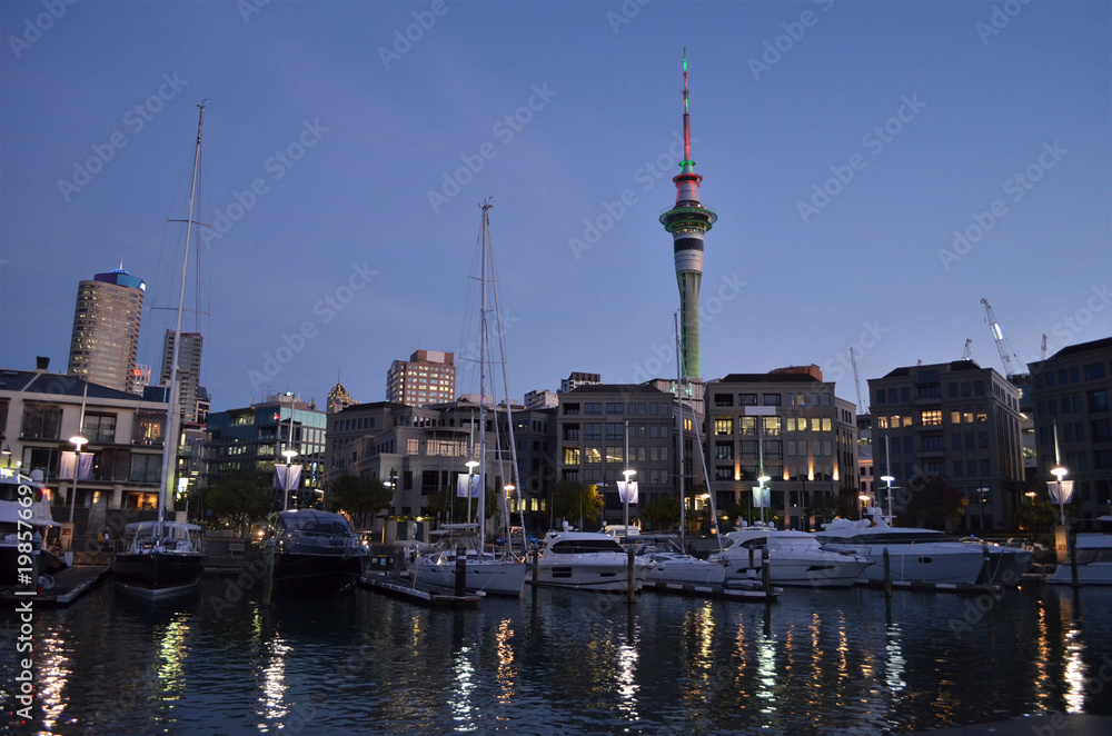 Obraz premium Auckland Viadact harbour and skytower during evening