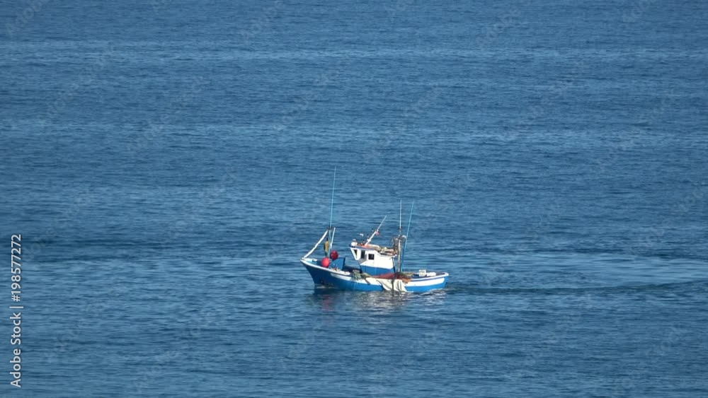 Fischerboot fährt auf dem Meer, blaues Boot, blaues Wasser, Fischer, Fuerteventura, 4K Fischerboot fährt auf dem Meer, blaues Boot, blaues Wasser, Fischer, Fuerteventura, 4K