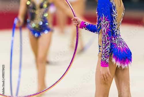 Foto Rhythmic gymnastics competition - blurred