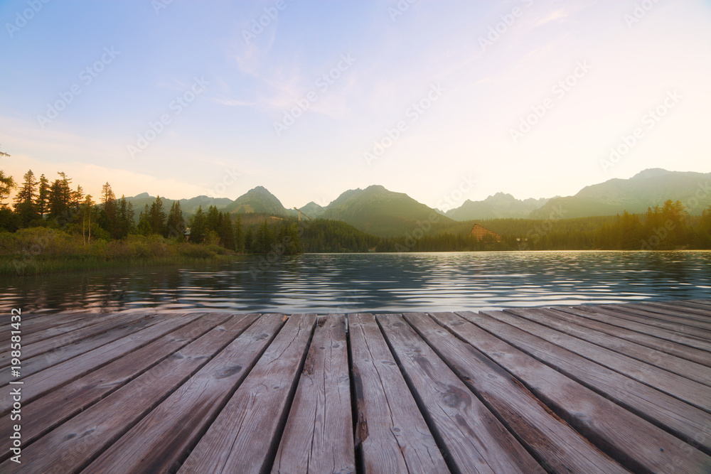 Obraz premium Forest Alpine mountain lake and wooden board background