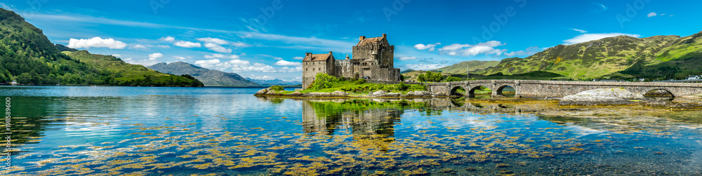 Fototapeta Zamek Eilean Donan w ciepły letni dzień - Dornie, Szkocja