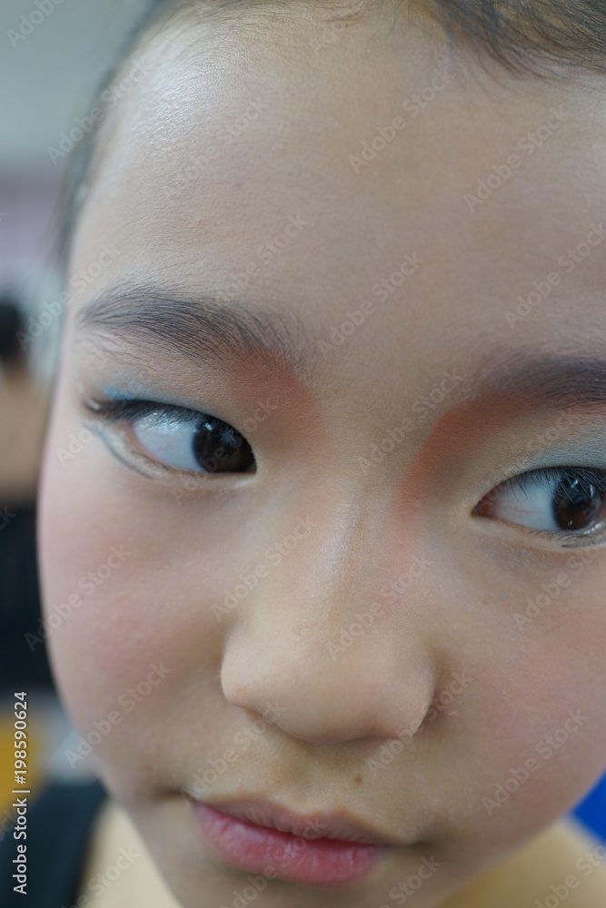 女の子の顔 少女の顔 お化粧 舞台 メークアップ 接写 Stock 写真 Adobe Stock