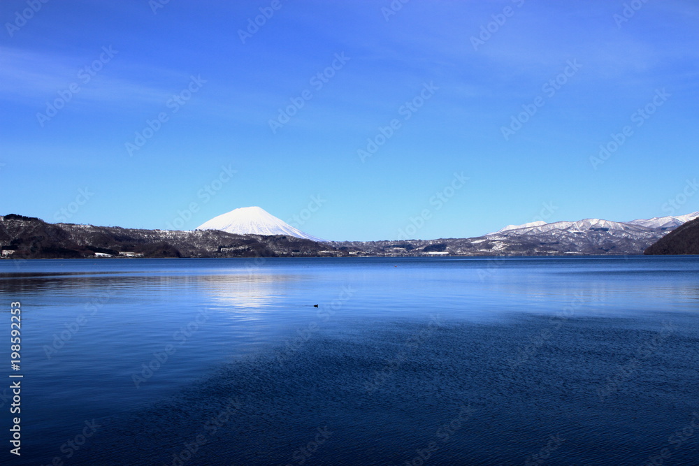 残雪の北海道洞爺湖の風景