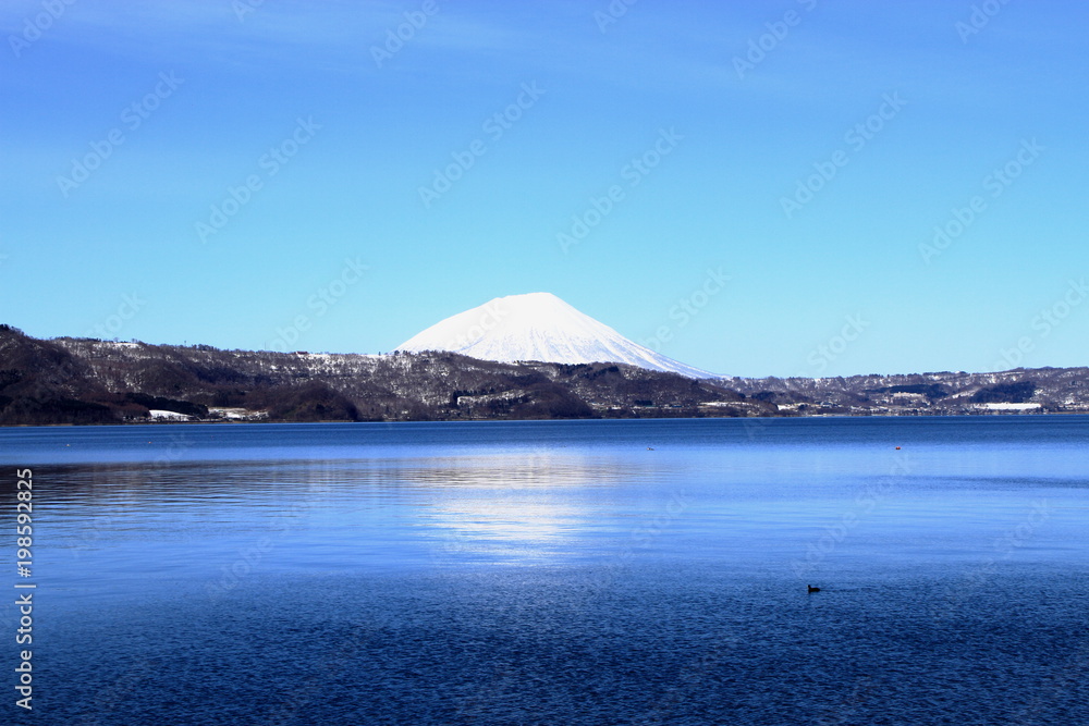 残雪の北海道洞爺湖の風景