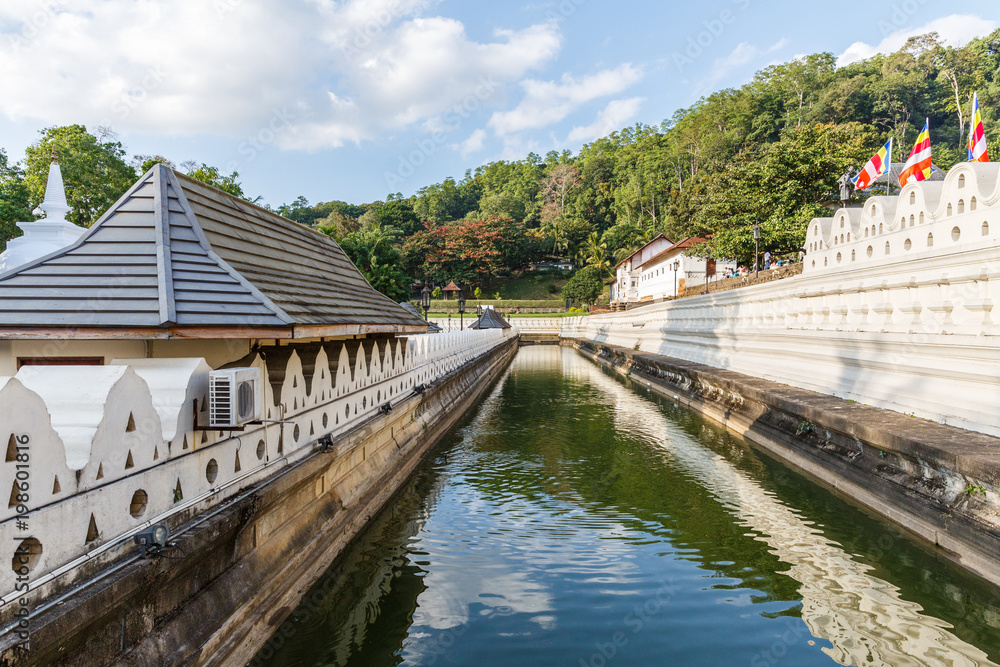 Fototapeta premium Scenic view of beautiful antique architecture with river in kandy, sri lanka