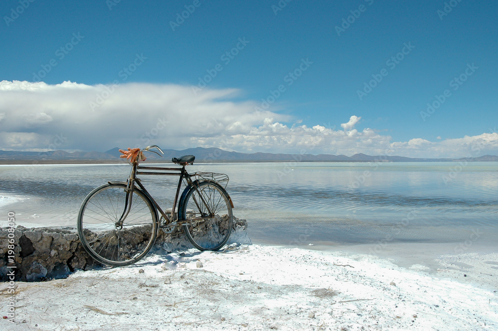 Fototapeta premium Altes Fahrrad beim Salar de Uyuni, Bolivia