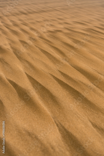 Brauner Meersand  mit grafischem Muster.