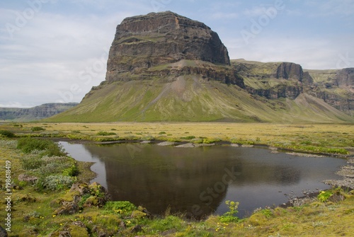 Weite Berglandschaft mit See in Island