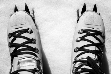 Canvas schilderij Alpinisme Winterbergbeklimming in zwart-wit sfeer  © UMB-O