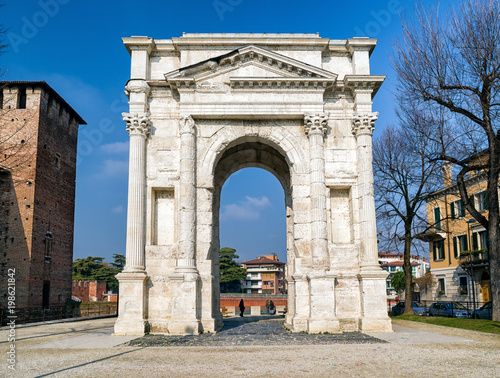 Arco dei Gavi in Verona, Italy © Jaroslav Moravcik