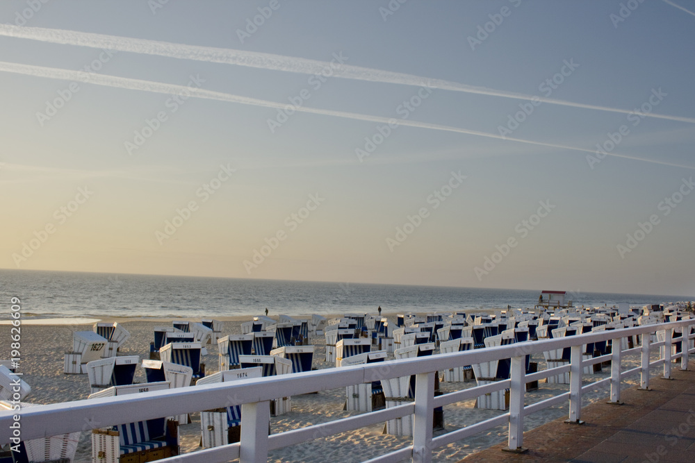 Obraz premium Westerländer Strand mit den typischen Sylter Strandkörben im Abendlicht