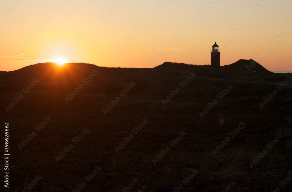 Leuchtturm hinter den Dünen von Kampen auf Sylt bei Sonnenuntergang