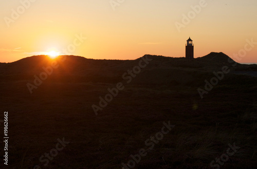 Leuchtturm hinter den Dünen von Kampen auf Sylt bei Sonnenuntergang