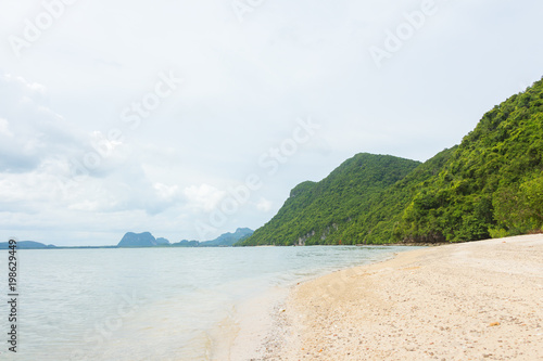 Fototapeta Naklejka Na Ścianę i Meble -  Landscape photo of tranquil island beach