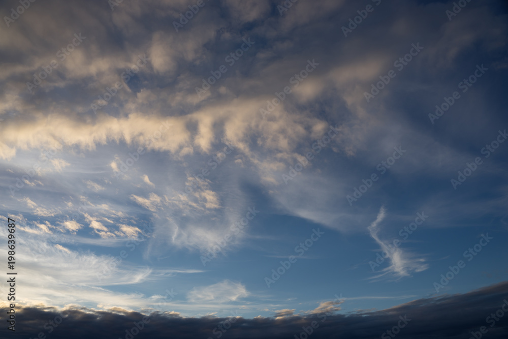 Mitternachtssonne über der Skjálfandibucht bei Húsavík / Island