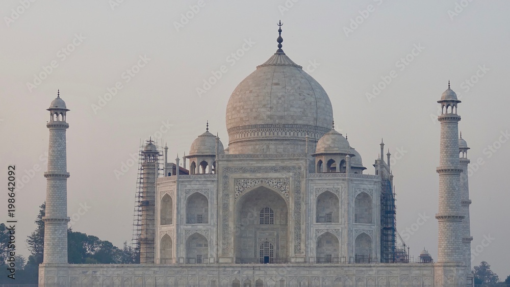 Taj Mahal in der Morgendämmerung bei Sonnenaufgang