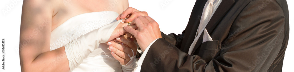 Bräutigam steckt Braut den Trauring an Bräutigam steckt Braut den Trauring an