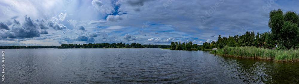 Blick auf den Teupitzer See im brandenburgischen Schenkenländchen von der Seebrücke am Fontanepark – Panorama aus 9 Einzelbildern