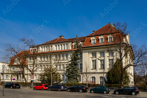 Prachtvolle Fassade des denkmalgeschützten ehemaligen Goethe-Lyzeums (heute Carl-Orff-Schule) in Berlin-Schmargendorf