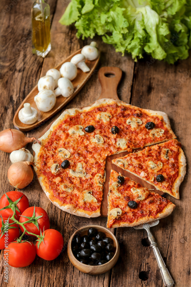 pizza fait maison tomate champignon olive noires et jambon 5