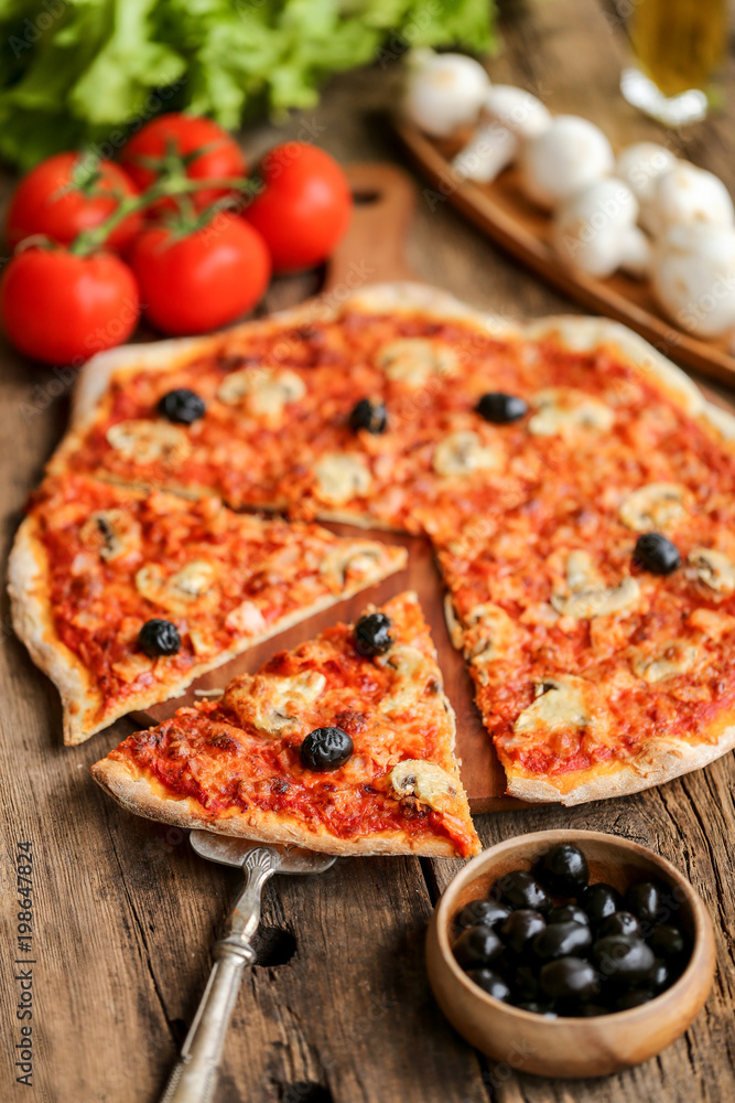 pizza fait maison tomate champignon olive noires et jambon 4 Stock