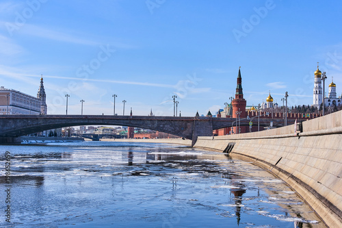 Bolshoy Moskvoretsky Bridge with Kremlin winter view in Moscow, Russia © Alexey Pelikh