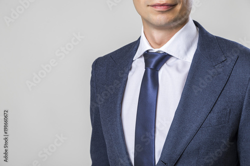 мужчина в деловом костюме с галстуком 