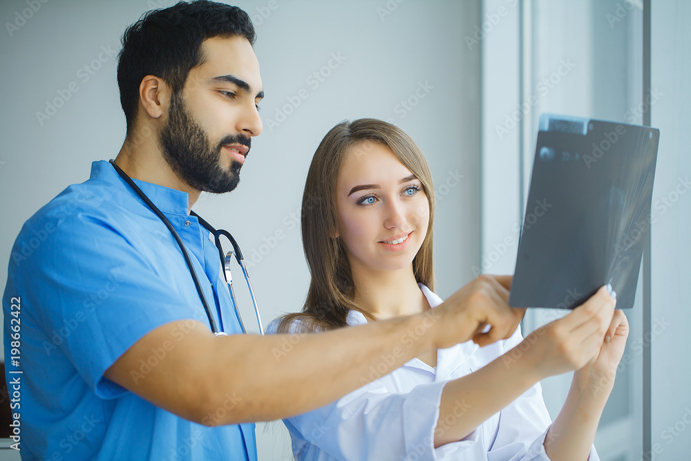 Obraz premium Doctors team examining a patient's x-ray